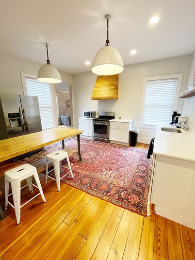  WALK EVERYWHERE!! Downtown Designer Home Close to Everything in Huntsville
