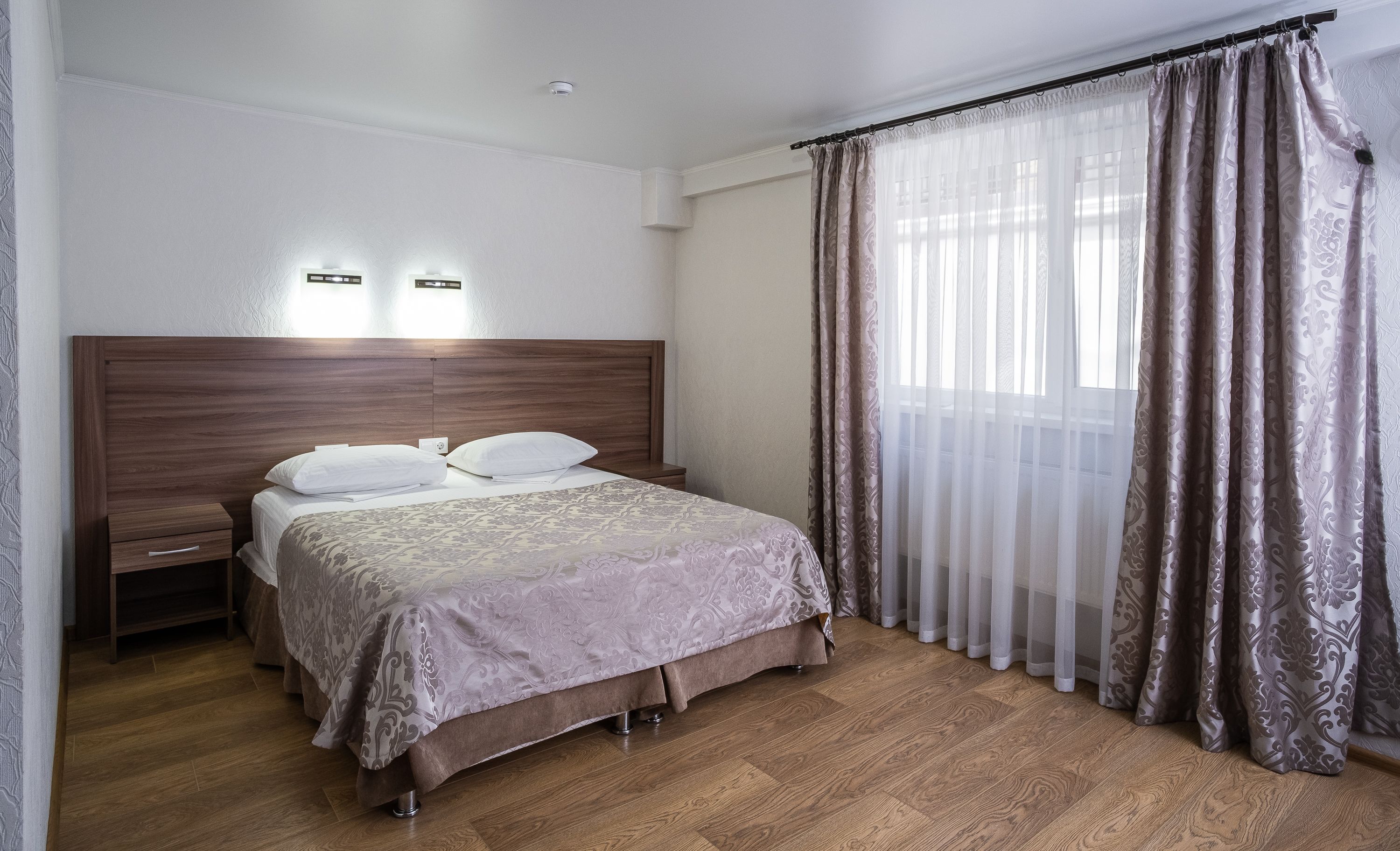 Standard Double or Twin Room, Ground Floor | Peralatan tempat tidur premium, bar mini, peti besi dalam bilik, meja 