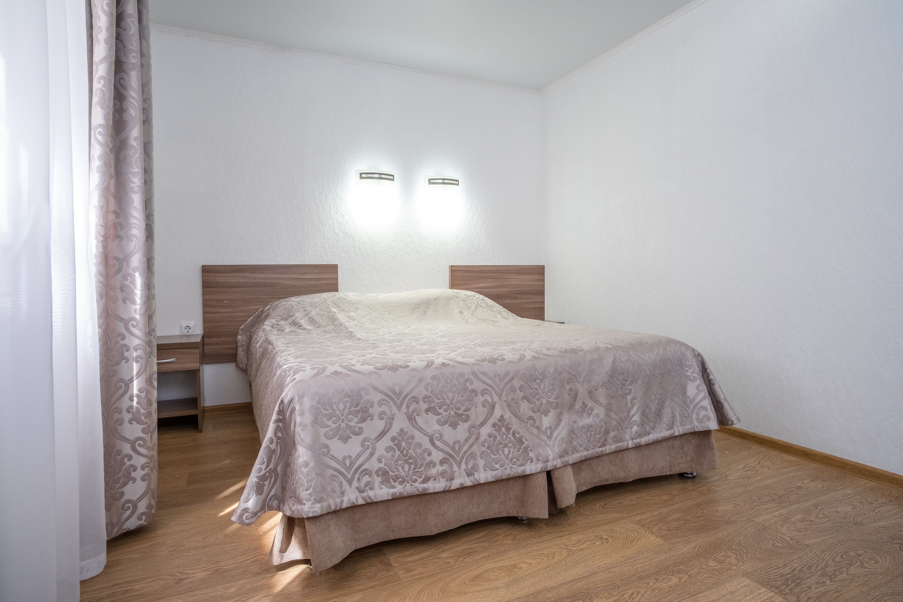 Standard Double or Twin Room, Ground Floor | Peralatan tempat tidur premium, bar mini, peti besi dalam bilik, meja 