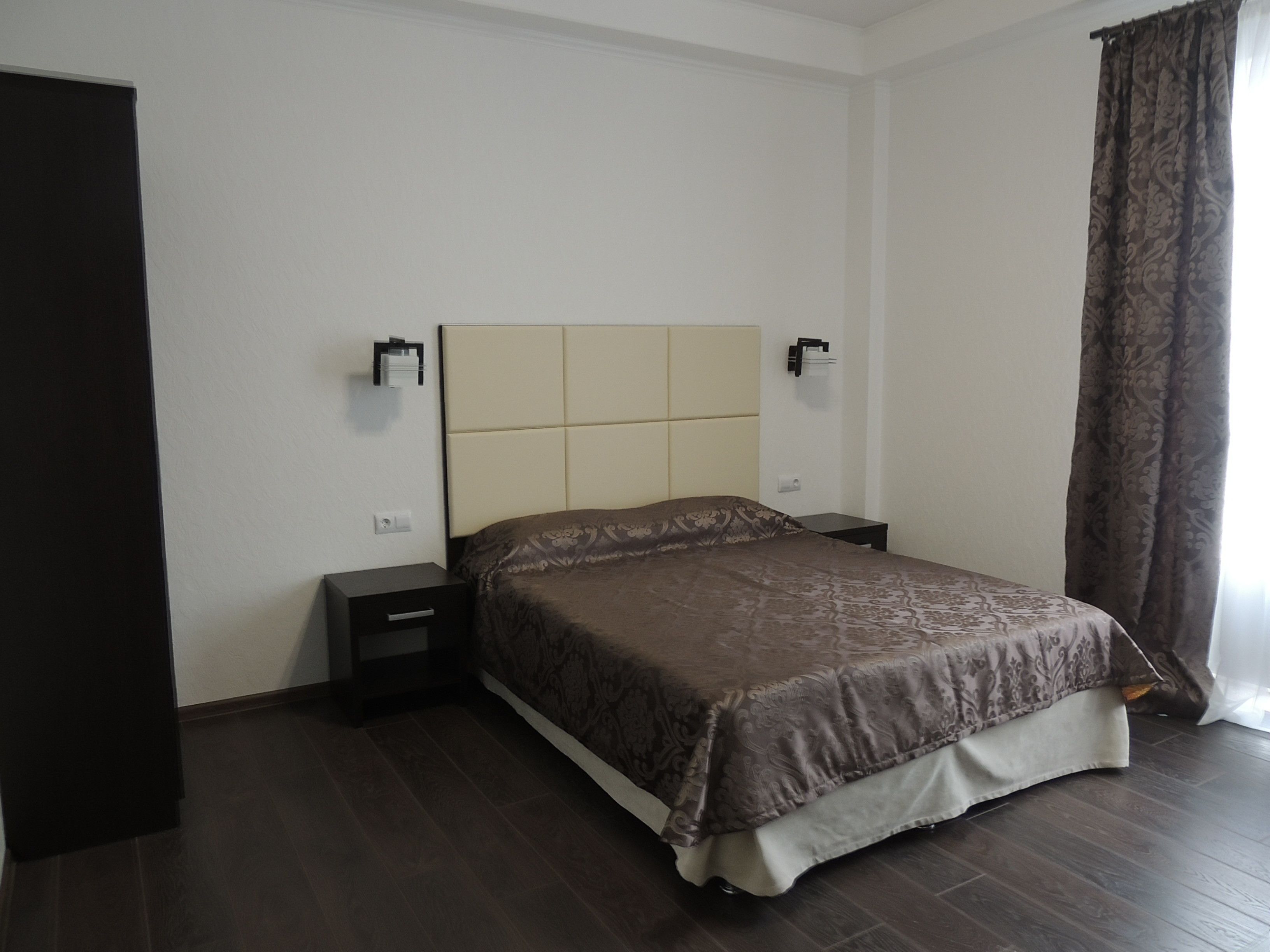 Comfort Double Room | Peralatan tempat tidur premium, bar mini, peti besi dalam bilik, meja 