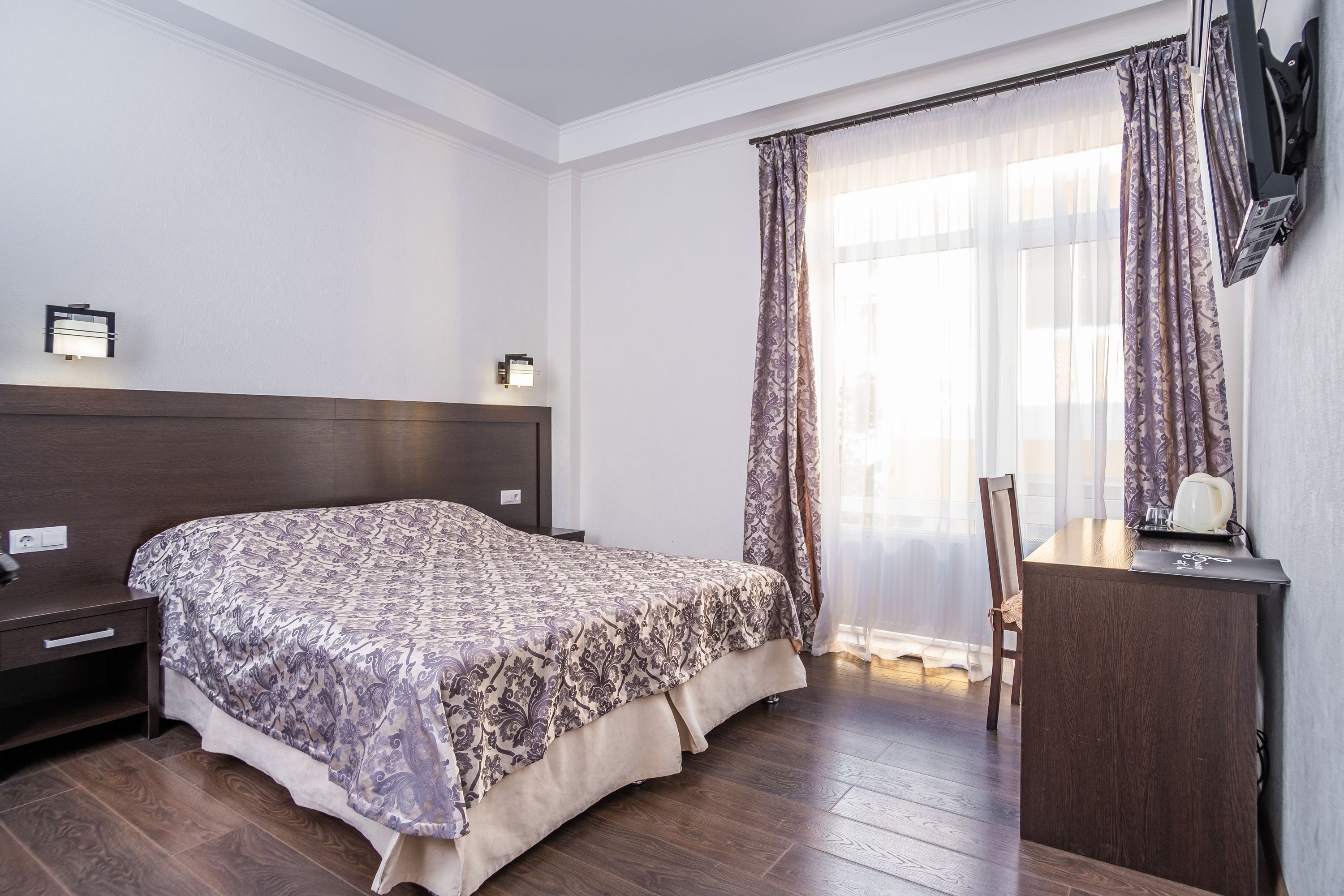 Comfort Double or Twin Room | Peralatan tempat tidur premium, bar mini, peti besi dalam bilik, meja 