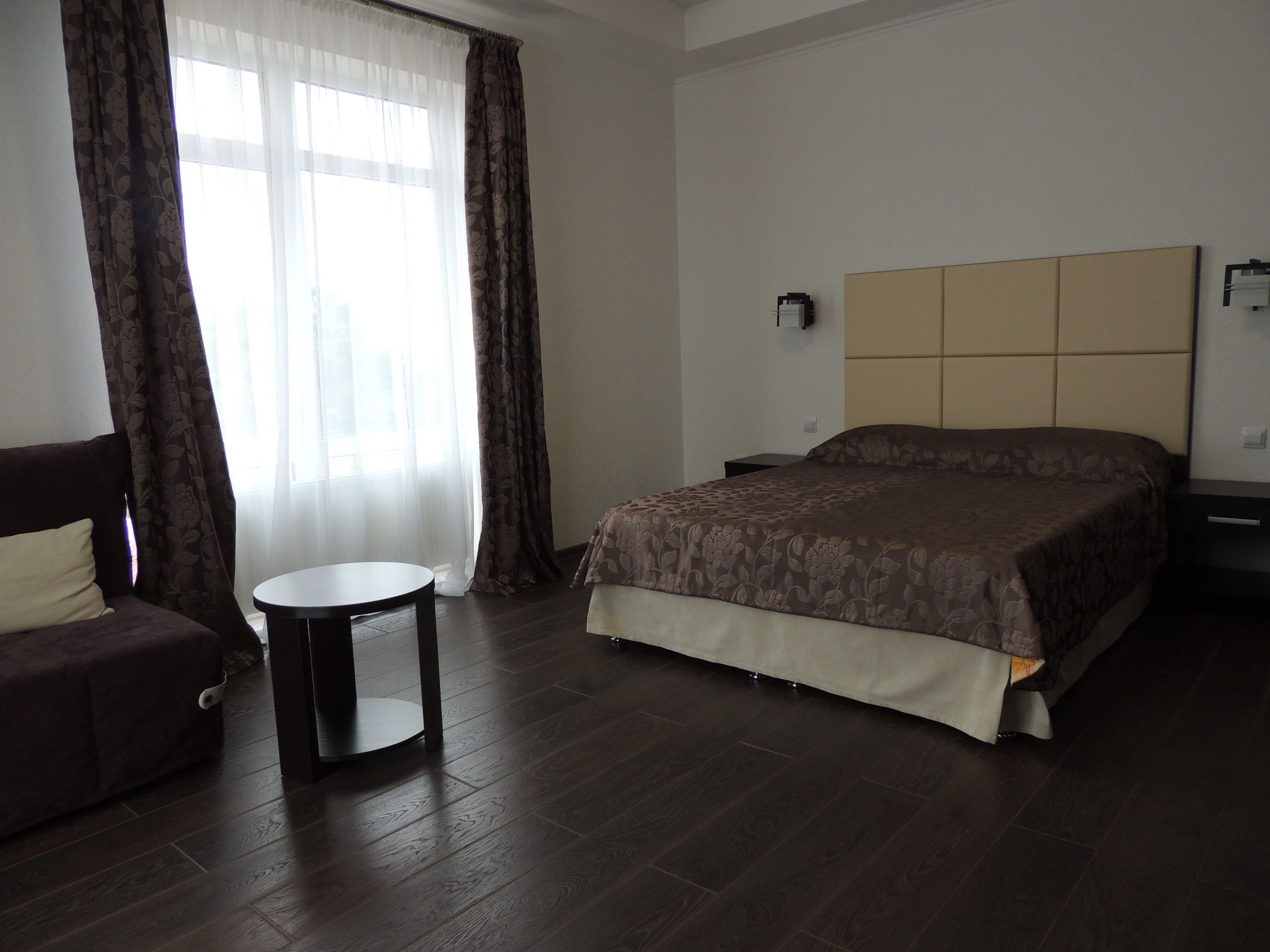 Comfort Double or Twin Room, Balcony | Peralatan tempat tidur premium, bar mini, peti besi dalam bilik, meja 