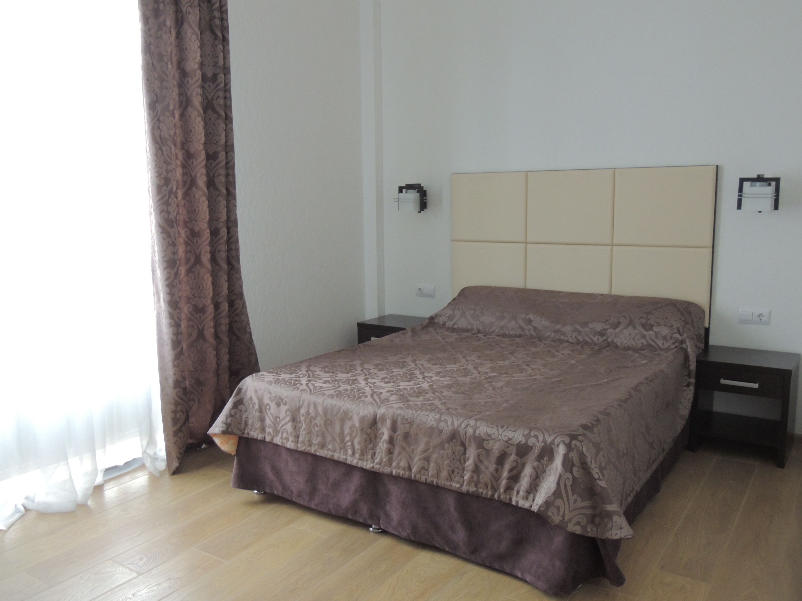 Peralatan tempat tidur premium, bar mini, peti besi dalam bilik, meja 