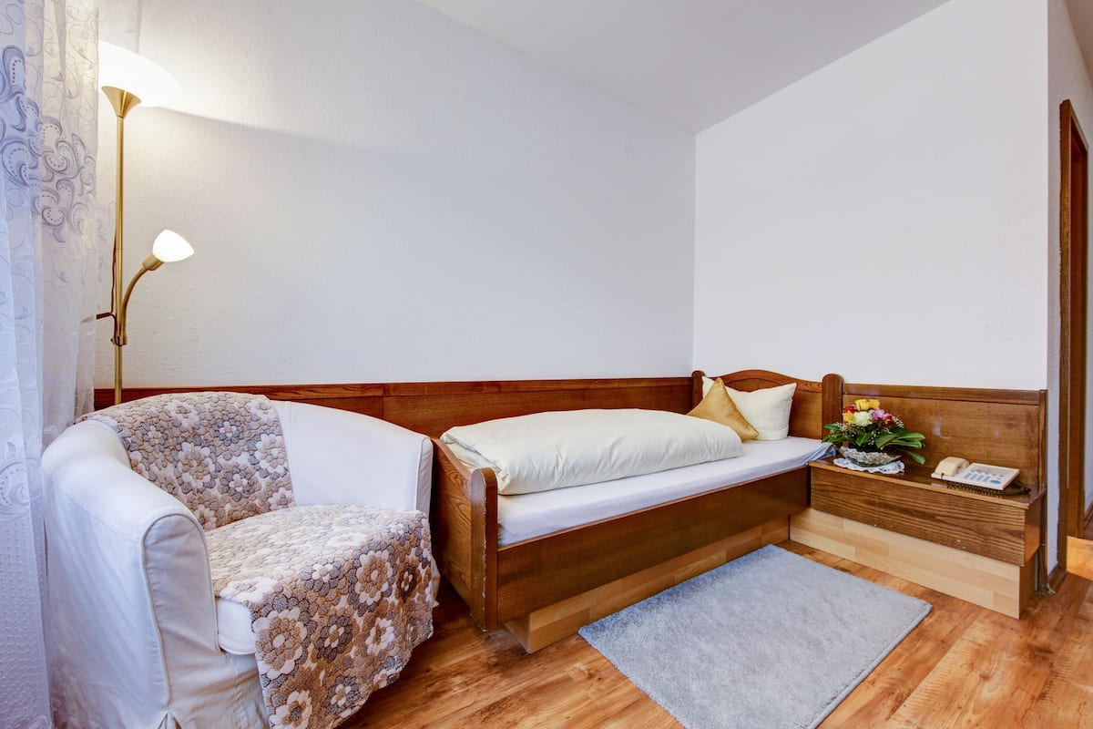 basic single room | living area | flat-screen tv