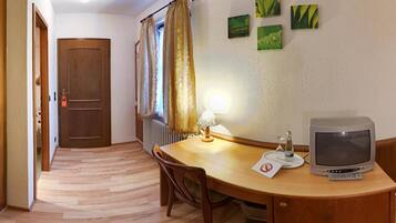 Basic Single Room | Living area | Flat-screen TV