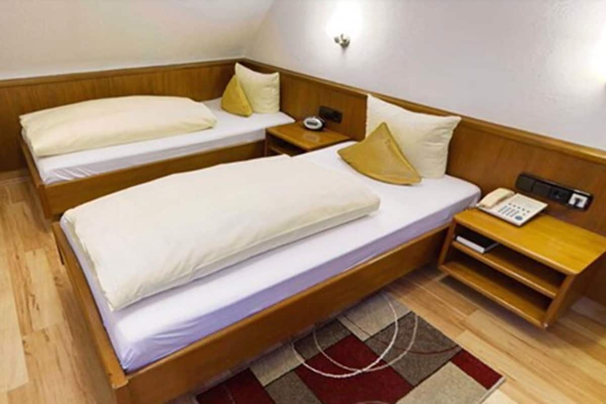 basic twin room | desk, free wifi, bed sheets