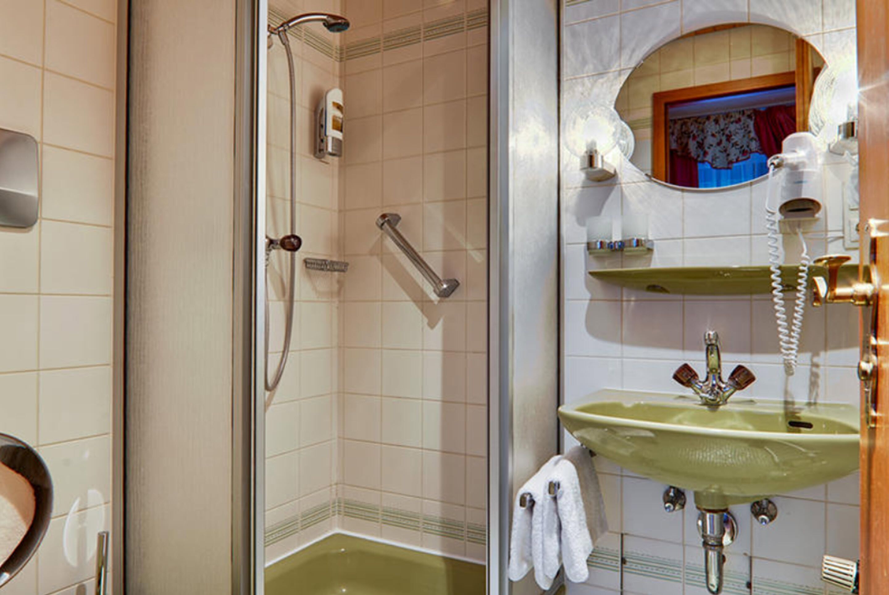 basic double room | bathroom | free toiletries, hair dryer, towels