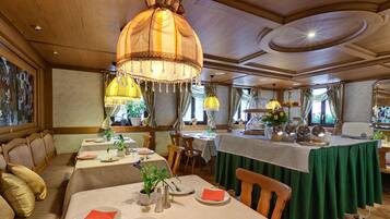 Desayuno buffet diario (EUR 10 por persona)
