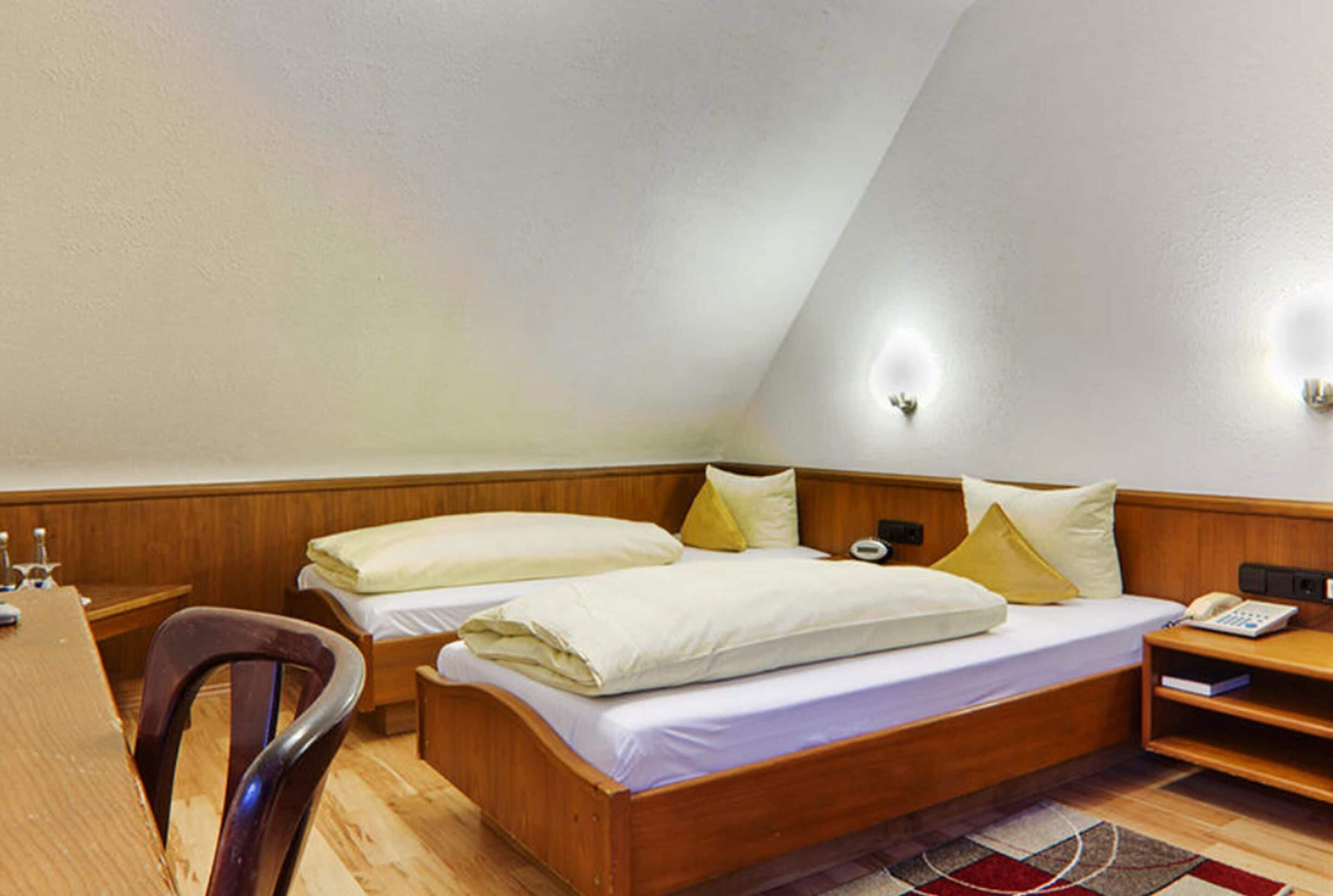 basic twin room | desk, free wifi, bed sheets