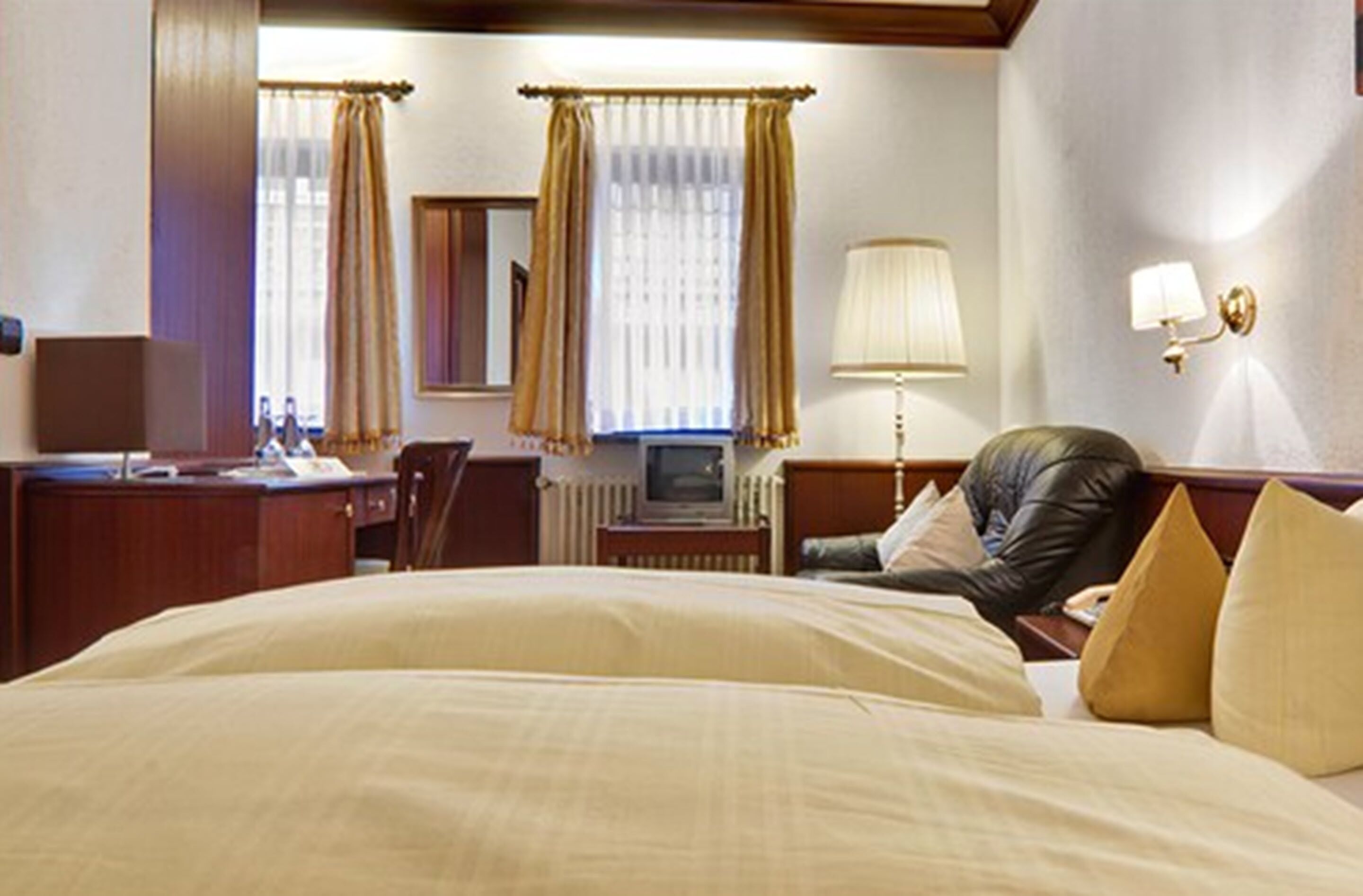 desk, free wifi, bed sheets