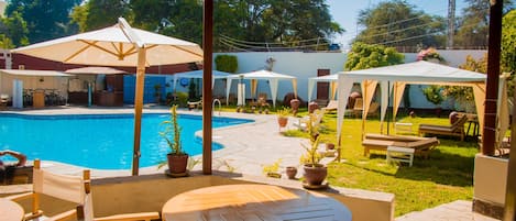 Piscine extérieure, accès possible de 10 h à 18 h, parasols