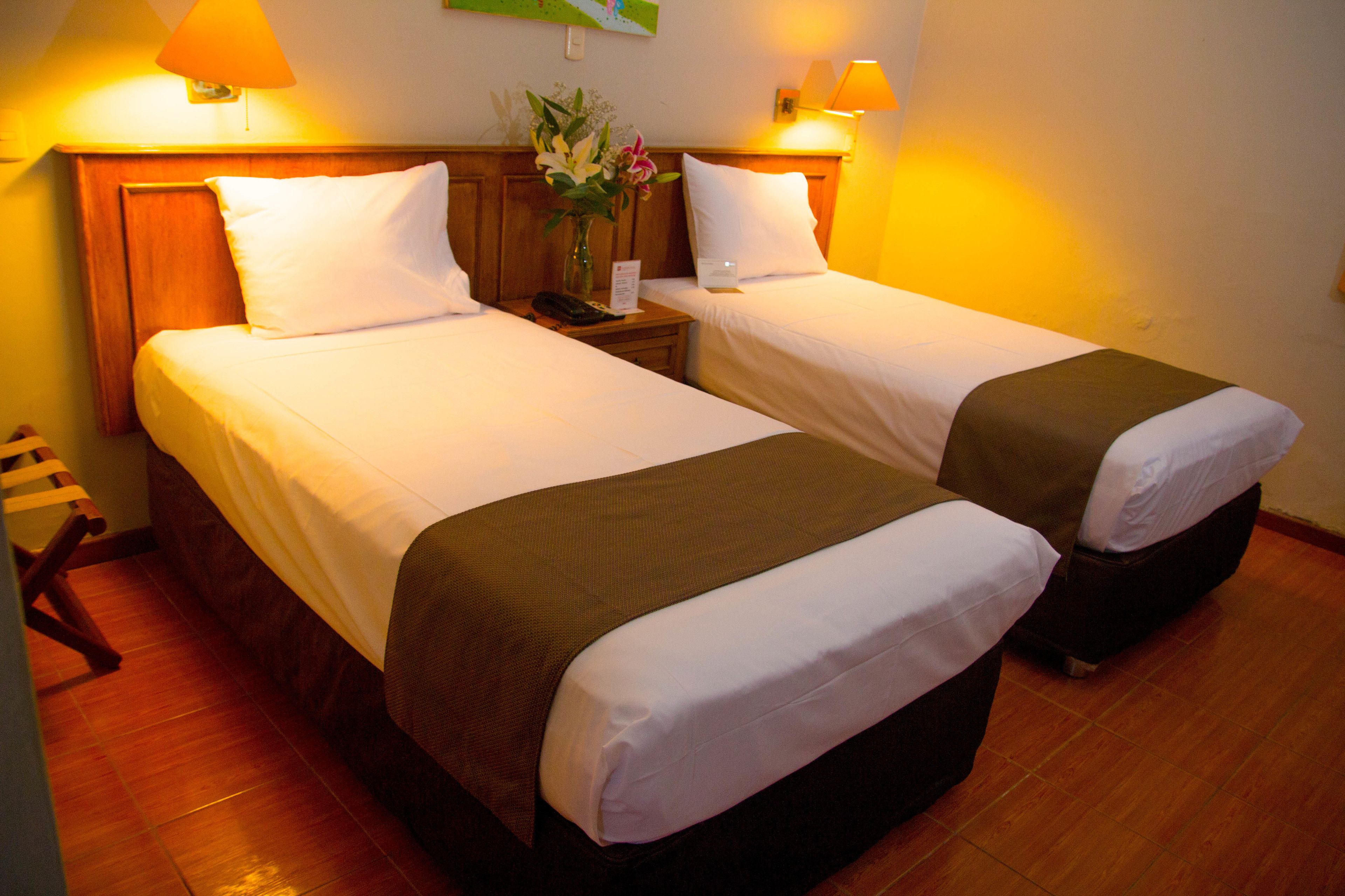 Tomannsrom, 2 enkeltsenger | Safe på rommet, skrivebord, wi-fi (inkludert) og sengetøy