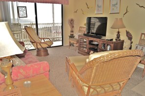 Condo, 2 Bedrooms | Living area