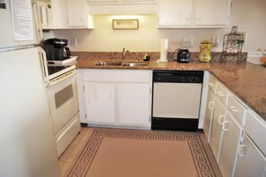 Appartement, 2 slaapkamers | Privékeuken | Een koelkast, een oven, een koffiezetapparaat/waterkoker