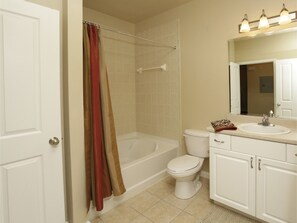 Combined shower/bathtub, free toiletries, hair dryer, towels