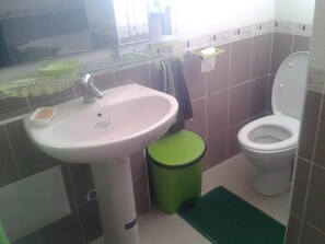 Departamento, 2 habitaciones | Baño | Tina, tina profunda, amenidades de baño gratuitas, batas 