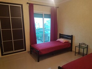 Departamento, 2 habitaciones | 2 habitaciones, escritorio, cortinas blackout y ropa de cama 