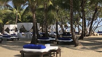 Na praia, areia branca, prática de mergulho autônomo