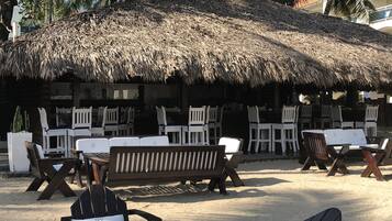 Na praia, areia branca, prática de mergulho autônomo