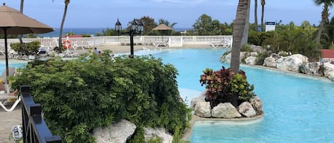 Alberca al aire libre y alberca con cascada