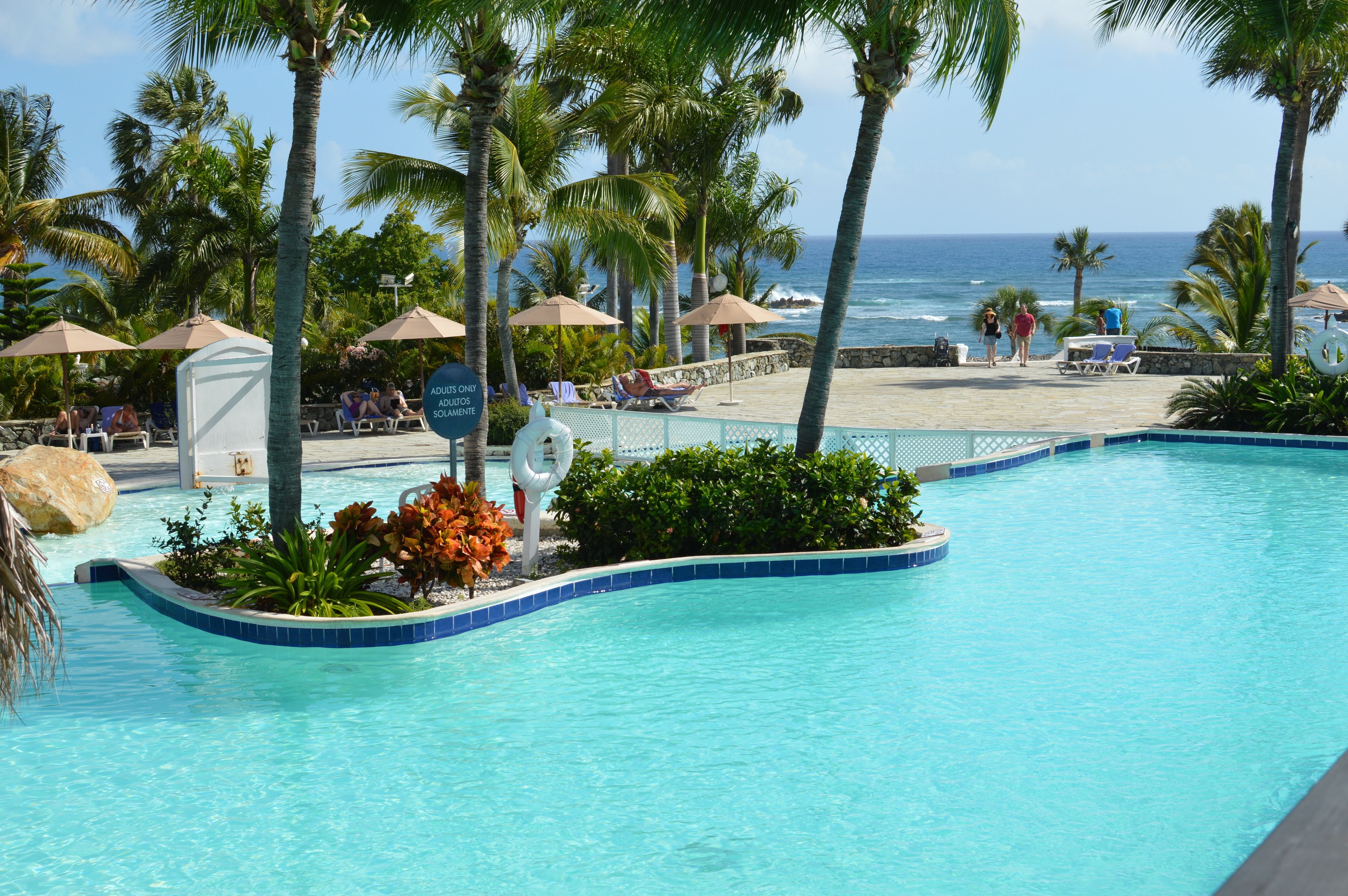 室外游泳池和瀑布游泳池