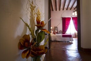 In-room safe, free WiFi - Hospedería Real Casona la Beltraneja (Belmonte)