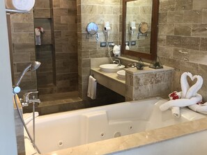 Design Room | Bathroom | Free toiletries, hair dryer, towels