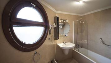 Gratis toiletartikelen, een haardroger, handdoeken