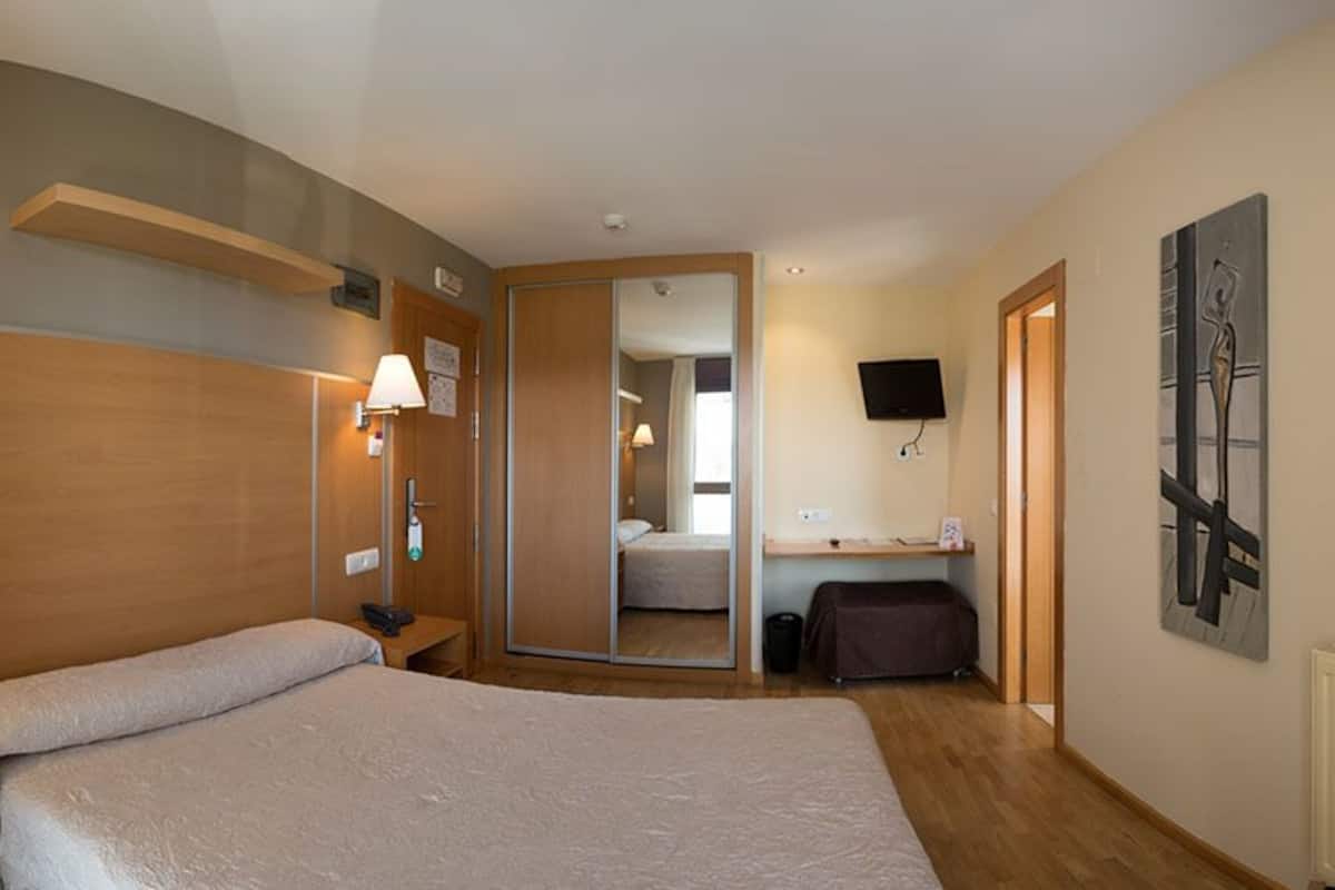 1 bedroom, in-room safe, desk, free wifi