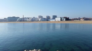 Un paisaje urbano costero con edificios modernos a lo largo de la playa.