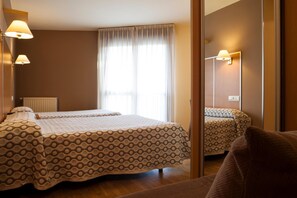 In-room safe, desk, free WiFi, bed sheets - Hotel La Polar (Gijon)