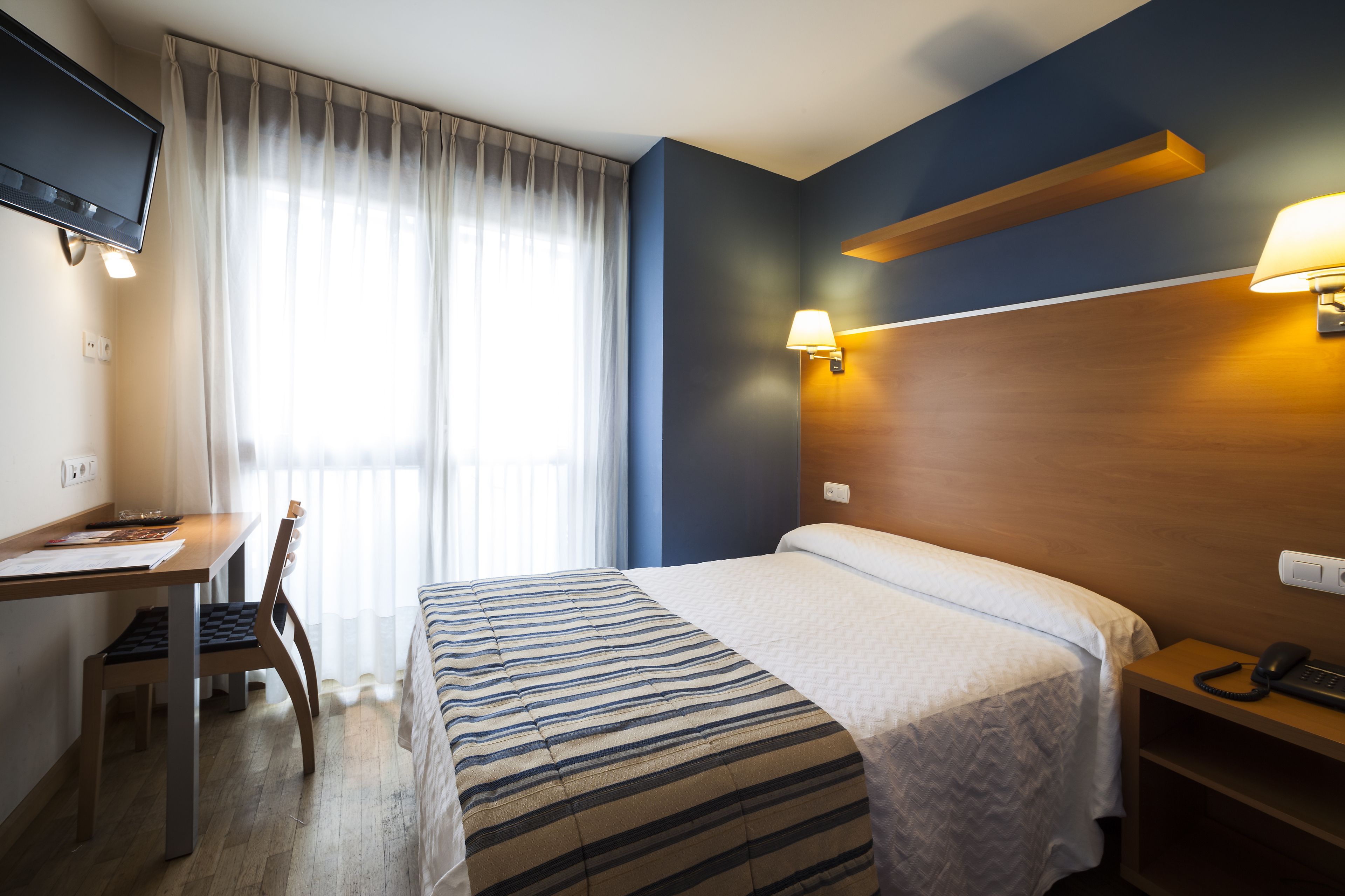 Caja de seguridad en la habitación, escritorio y wifi gratis 