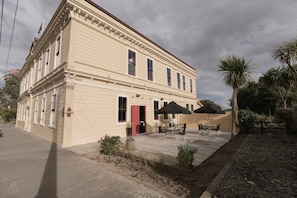 Exterior - The Royal Hotel (Featherston)
