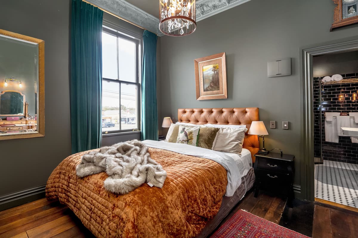 Studio, 1 queensize bed (Ensuite with Shower) | Luxe beddengoed, individueel gedecoreerd, een strijkplank/strijkijzer
