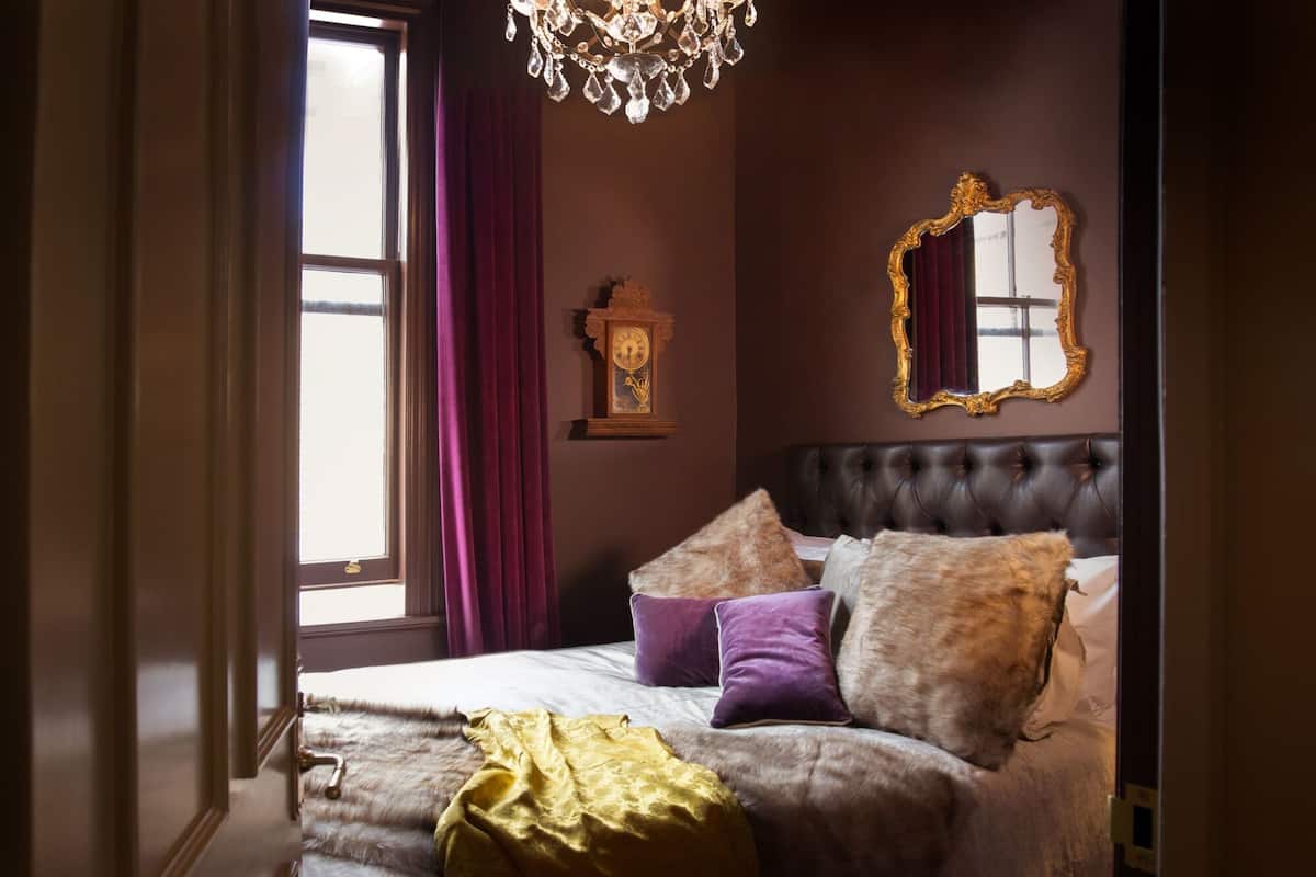 Ropa de cama de alta calidad y tabla de planchar con plancha