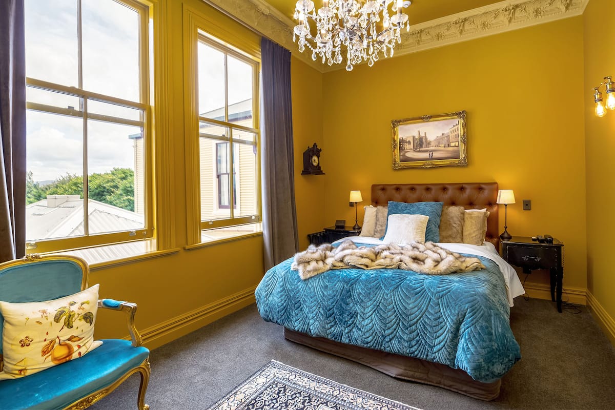 Queen Studio Ensuite with 2 Singles | Luxe beddengoed, individueel gedecoreerd, een strijkplank/strijkijzer