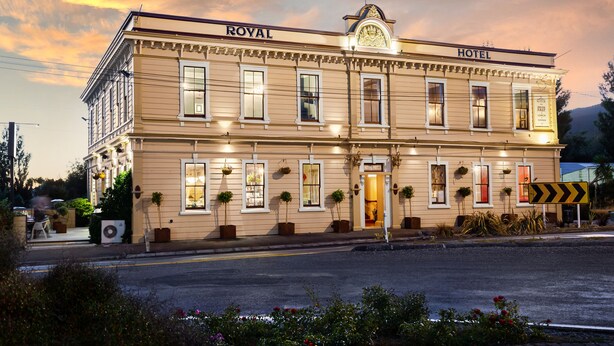 Exterior - The Royal Hotel (Featherston)