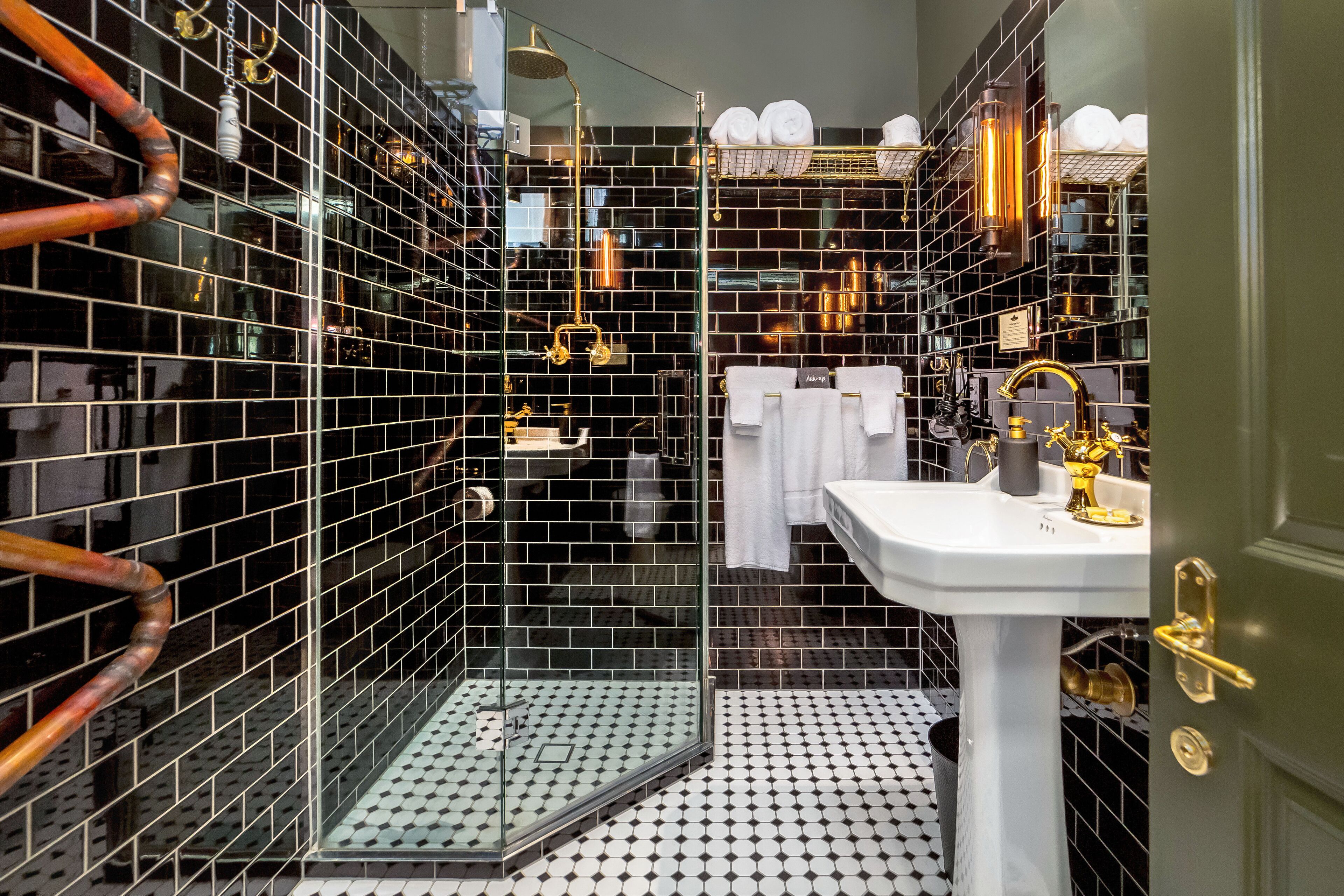 Queen Studio Ensuite with Shower | Bathroom | Free toiletries, hair dryer, towels, soap