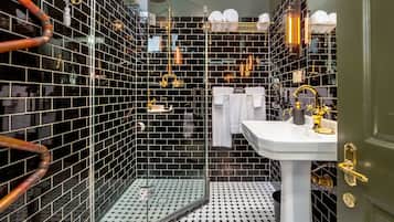 Queen Studio Ensuite with Shower | Bathroom | Free toiletries, hair dryer, towels, soap