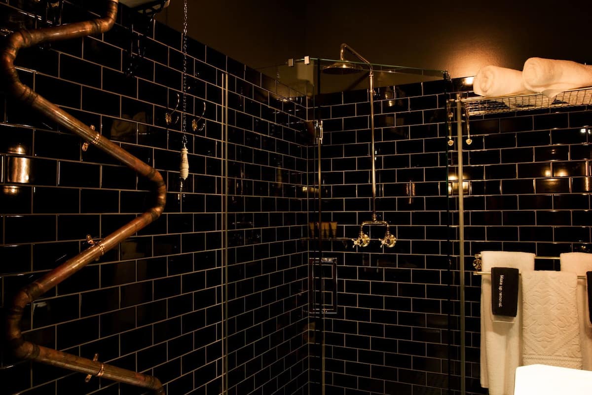 Gratis toiletartikelen, een haardroger, handdoeken, zeep