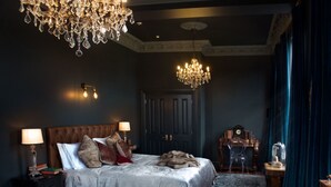 King Studio Ensuite with Clawfoot Bath | Premium bedding, iron/ironing board (on request), WiFi (free) - The Royal Hotel (Featherston)