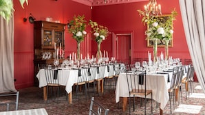 Breakfast, lunch and dinner served - The Royal Hotel (Featherston)