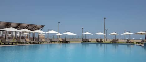 2 utendørsbassenger og solsenger