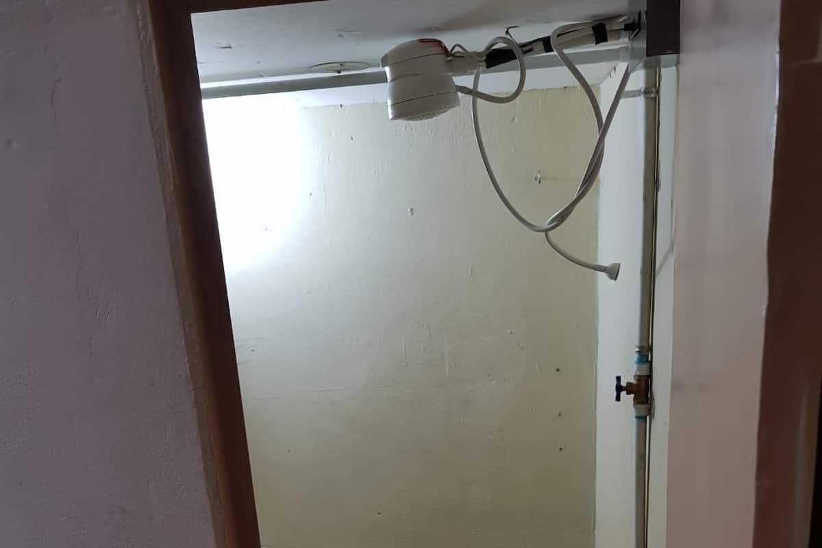 Economy Triple Room, Non Smoking (1 Single and 1 Bunk Bed) | Bathroom | Shower, free toiletries, towels