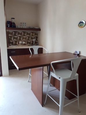 Suite Studio Premium, balcon | Cuisine privée | Plaque de cuisson, cafetière/bouilloire, nécessaire de nettoyage