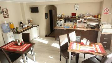 Daily buffet breakfast (RON 25 per person)