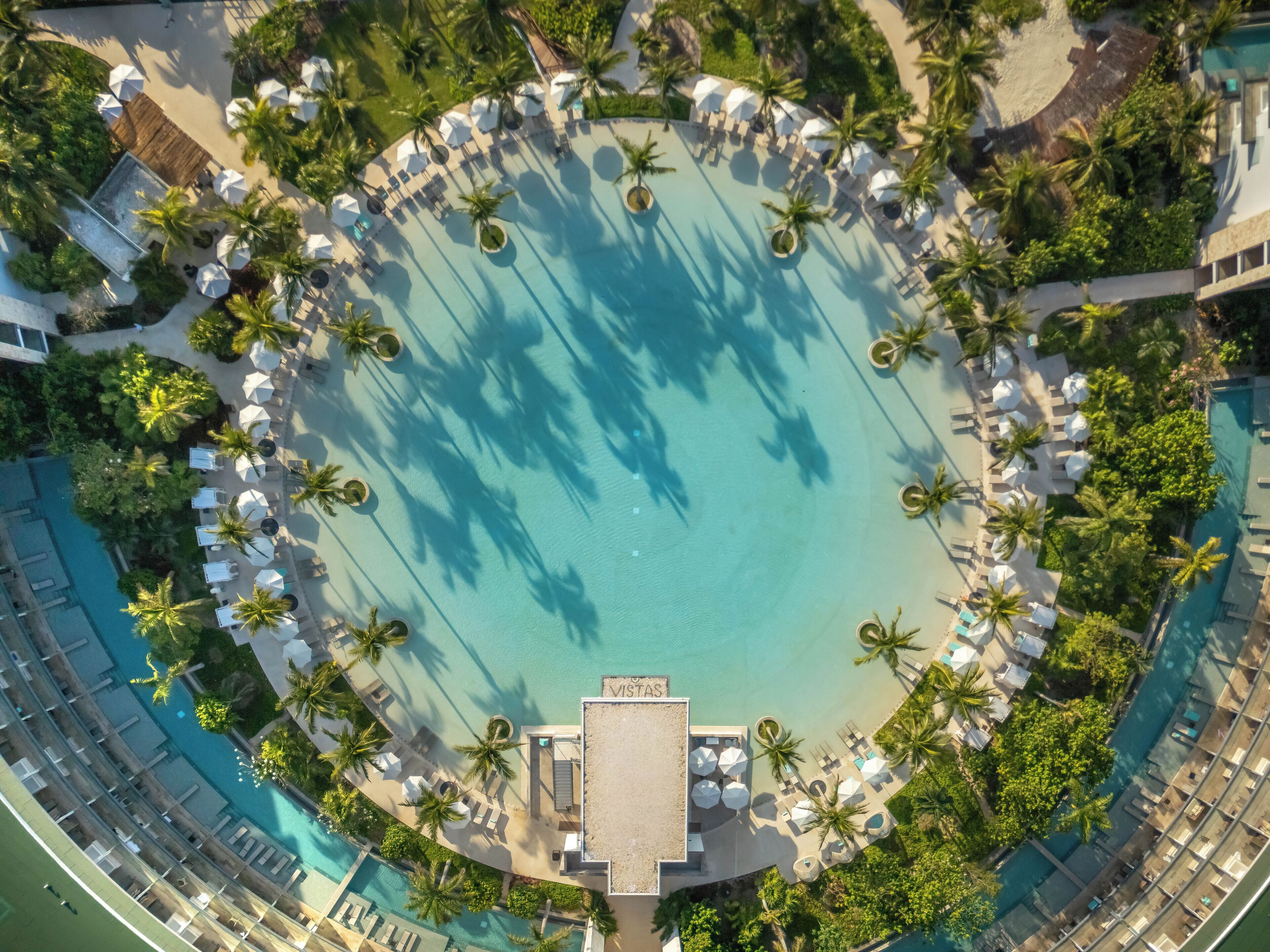 4 outdoor pools, free cabanas, pool umbrellas