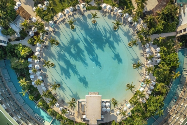 4 outdoor pools, free cabanas, pool umbrellas