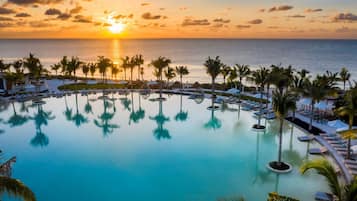 4 piscines extérieures, cabanons gratuits, parasols de plage