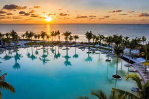 4 outdoor pools, free cabanas, pool umbrellas